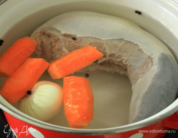 Залить язык кипятком, довести до кипения и отварить на маленьком огне в течении 2–3 часов с морковью, луком, перцем. Вода должна едва кипеть. Время приготовления рассчитывают так: 60 минут на каждые 450 г языка. Иногда встречаются рекомендации варить язык по 5–6 часов, но из моего опыта после 4 часов язык явно переваренный получается. Только су вид позволяет очень длительное приготовление языка, но при низкой температуре.