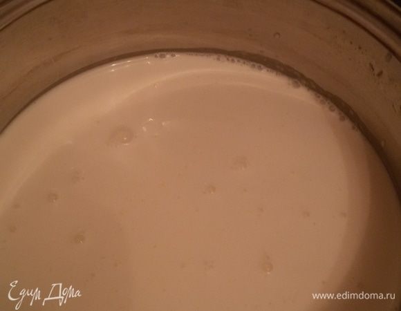 В сотейник наливаем сливки, молоко, сахар и ваниль, ставим на медленный огонь. Почти доводим до кипения.