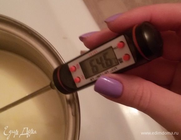 Когда на термометре будет 90°С, снимаем с огня и ровно через 2 минуты, вводим желатин и все хорошенько перемешиваем.