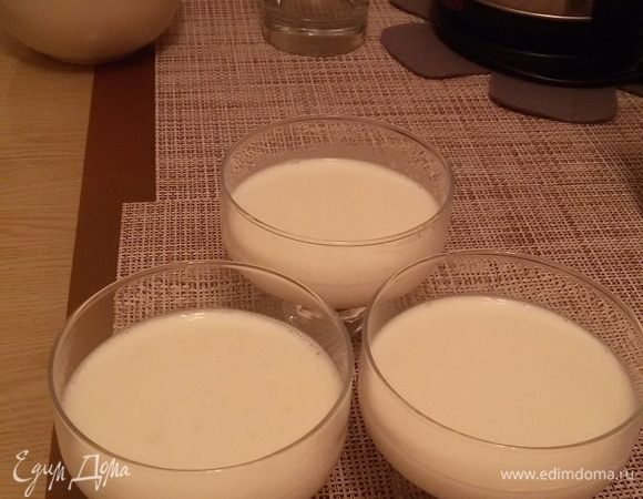 Немного остудив, вливаем часть в криманки. Вот что у нас получилось. Убираем в холодильник на минут 40–60.