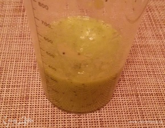 Блендером пробить киви (еще раз скажу, что можно использовать любые фрукты или ягоды по сезону).