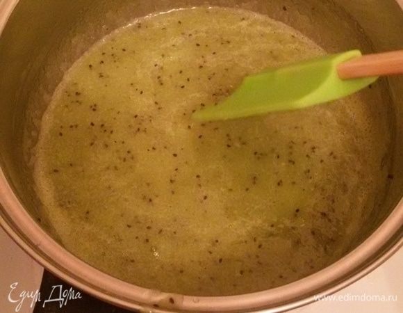 В сотейник с киви добавить сахар. Довести до кипения, снять с огня и через две минуты добавить желатин.  