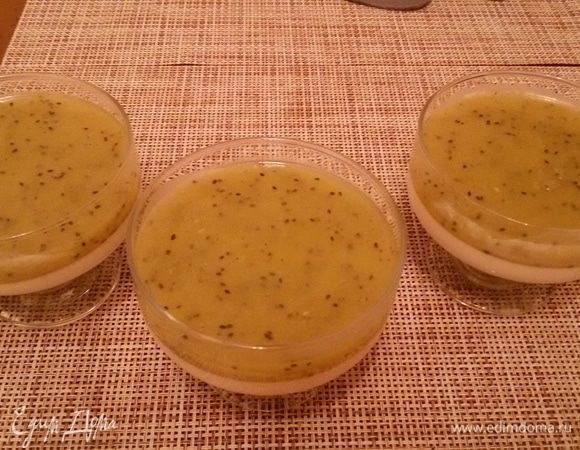 Немного остудив и удостоверившись, что первый слой хорошо застыл и не потечет, заливаем второй слой и снова в холодильник на 40–60 минут.