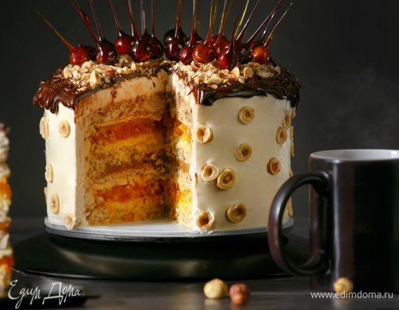 Прошу прощения за неидеальный разрез. Это всего лишь мой второй торт, я только учусь). Торт сладкий в меру, а его вкус очень разнообразный. Это шикарное сочетание жареных лесных орешков, ароматной кураги, нотки апельсиновой цедры, вареной сгущенки, крем-чиза, белого шоколада/темного шоколада, хрустящей карамели и снова лесных орешков. А главное, торт натуральный на 100 %. Если собранный торт постоит в холодильнике ночь, то будет еще вкуснее, его вкус лучше «раскроется».