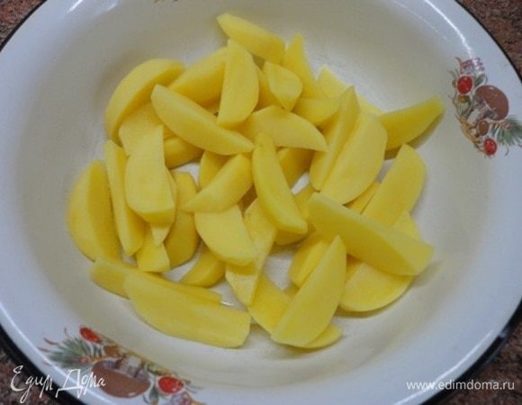Картофель очистить и нарезать дольками.