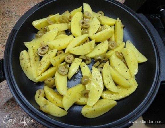 Я готовила в тортильнице на 4 20 минут. Если готовите в обычной сквороде, добавьте полстакана воды, накройте крышкой и держите на среднем огне 10–15 минут. Затем откройте крышку, дайте выпариться остаткам воды и слегка поджарьте до аппетитной корочки.