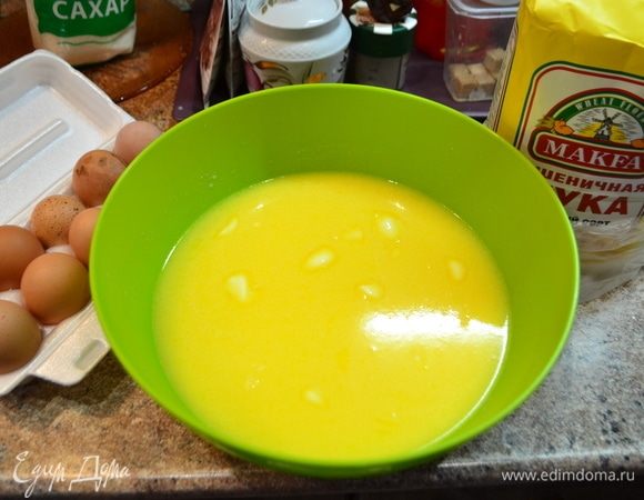 Для богатого вкуса куличей всегда использую деревенские яйца, молоко, сливки. Молоко разогреть, добавить сливочное масло, 1 стакан сахара, соль, яйца, дрожжи.