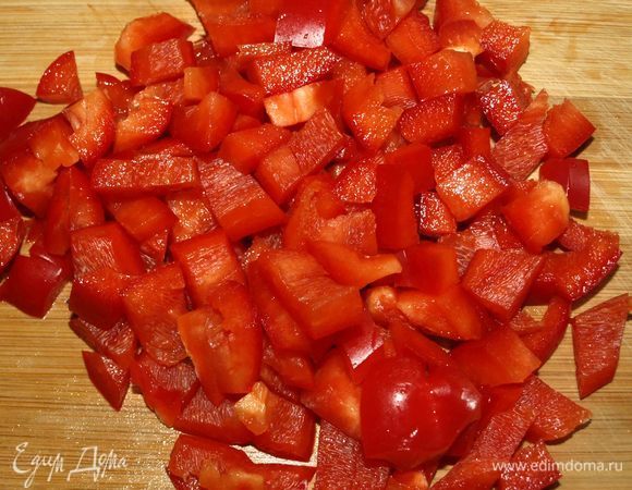 Перец моем, удаляем плодоножку, перегородки. Мелко режем.