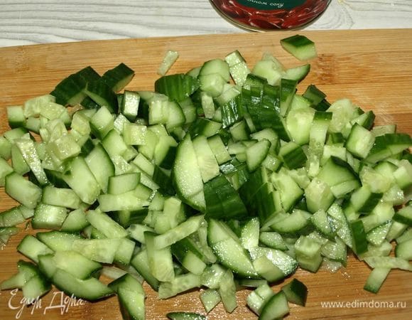 Огурцы моем, мелко режем.