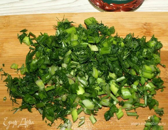Зелень мелко рубим.