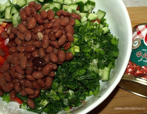 Добавляем одну банку фасоль в собственном соку ТМ «Фрау Марта». Добавляем соль, черный и красный молотый перец, растительное масло. Можно по желанию добавить чеснок.