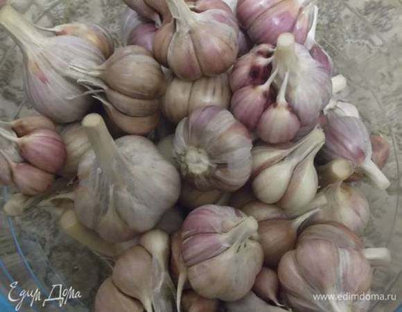 Головки чеснока очистить от верхнего слоя шелухи, при этом не деля на зубчики.
Обдать кипятком.