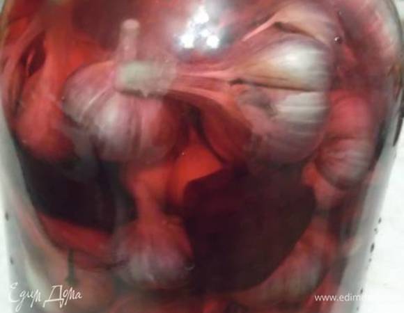 Вскипятить воду с перцем, солью, гвоздикой и сахаром, снять с огня и влить уксус.
Залить чеснок полученным маринадом.
Накрыть крышкой.