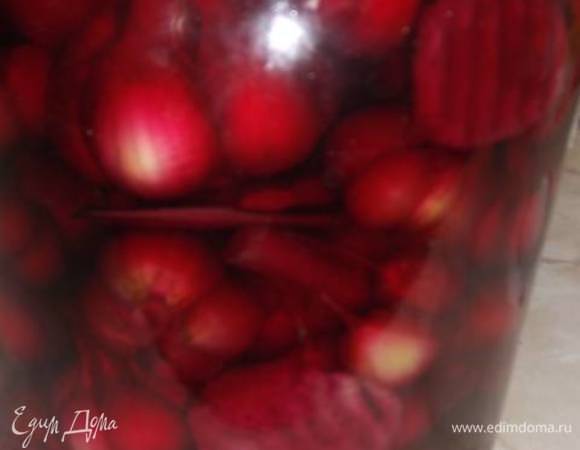 Оставить на две недели при комнатной температуре, чтобы маринад перебродил.