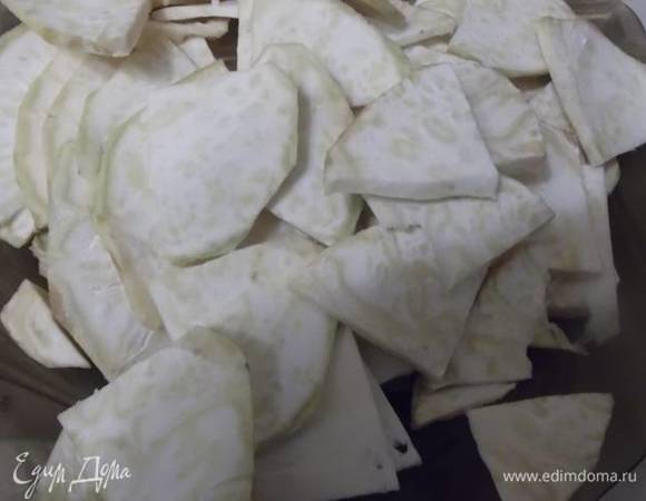 Очистите и нарежьте тонко корень сельдерея.