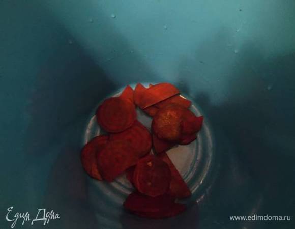 Укладывайте слоями в глубокую емкость.
Первый слой свекла.