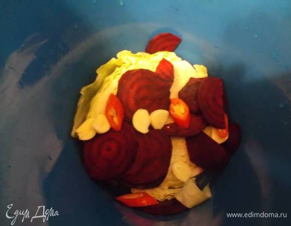 Затем чеснок и перец.