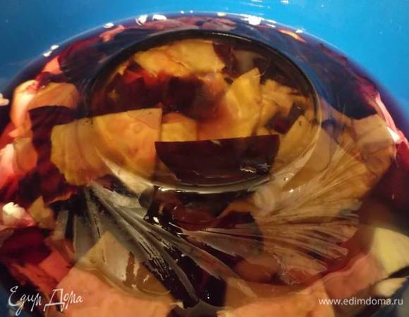 Прикройте кружком или тарелкой, чтобы овощи опустились.
Накройте крышкой и забудьте на три дня. У меня стоит на кухне.