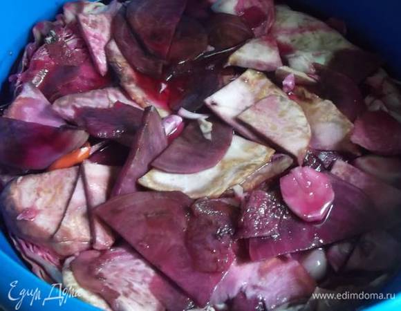 На третий день ваш засол будет выглядеть так.
Попробуйте рассол на вкус. Он должен быть по соли примерно, как морская вода.
Если же соли мало, то добавьте прямо в капусту сверху и размешайте по верху ложкой.
Накройте и оставьте еще на 2 дня.