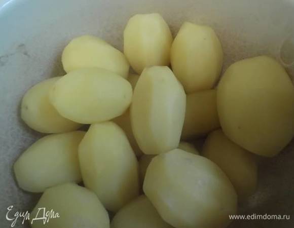 Отварите картофель в подсоленной воде до готовности. Слейте.