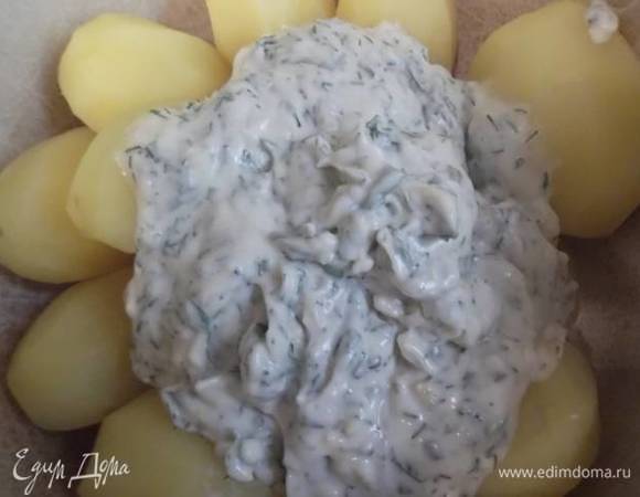 Добавьте соус в картошку. Накройте крышкой и несколько раз интенсивно встряхните кастрюлю.