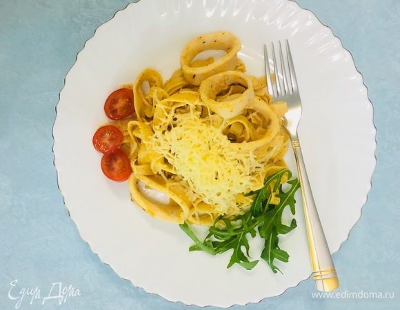 Готовое блюдо выложить в тарелку и посыпать натертым сыром. Украсить по желанию.