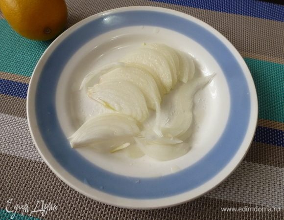 Лук нарезать перьями, добавить щепотку сахара и сок лимона. Оставить на 10–15 минут.