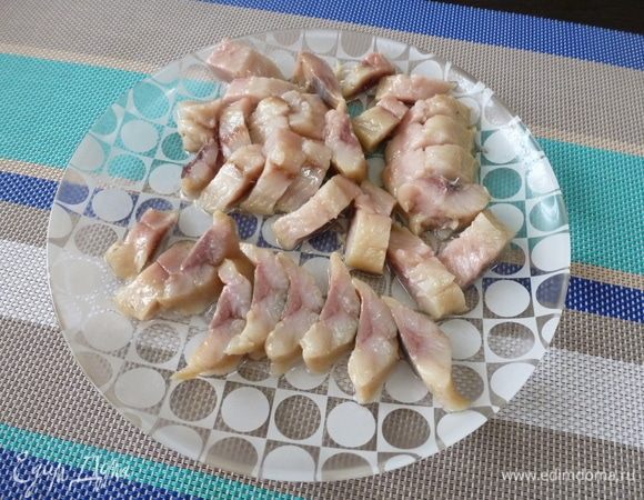 Соленую селедку нарезать кусочками толщиной примерно 1 см. У меня готовое филе. Если у вас целая рыбина, то ее надо выпотрошить и разделать на филе. 