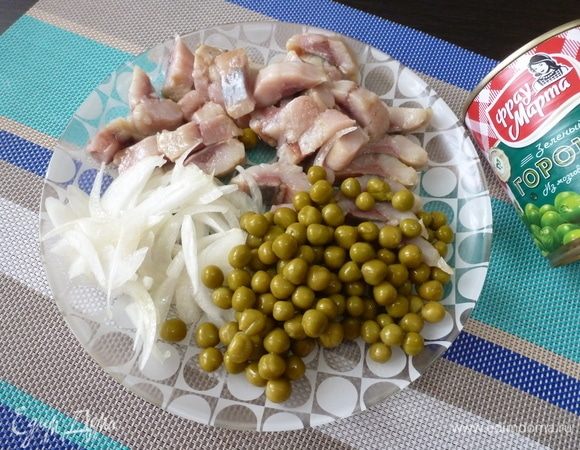 Собственно, все готово. Осталось только смешать ингредиенты в салатнике, полить нерафинированным подсолнечным маслом и подать к столу.