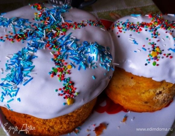 Сначала делаем опару, но перед этим за полчаса до начала готовки достаньте все продукты из холодильника, чтобы они прогрелись до комнатной температуры. 
Делаем опару. Для этого слегка подогрейте молоко и растворите в нем 11 граммов сухих дрожжей, полстакана сахара и 500 граммов муки, муку добавляйте постепенно, по 2–3 ст. ложки, и с каждым добавлением муки перемешайте. Накройте емкость с опарой полотенцем и поставьте в теплое место на 30–35 минут.