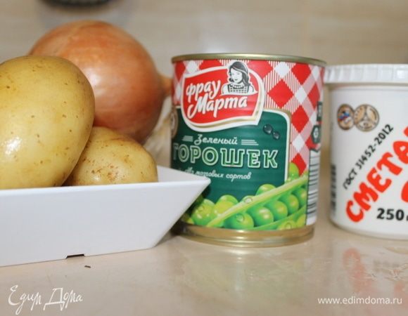 Нарежьте картофель крупными кубиками. Отварите картофель в воде с добавлением уксуса. Старайтесь не допустить бурного кипения, чтобы кубики сохранили свою форму и не разварились.