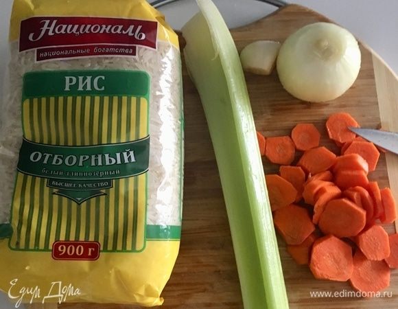 Суп начнем готовить с пассеровки. Для нее нам нужен классический для итальянской кулинарии набор продуктов: белая луковица среднего размера, одна небольшая морковка, палочка сельдерея, один зубчик чеснока. И сразу приготовим изюминку нашего супа — точнее, рисинку. Белый длиннозерновой рис Отборный ТМ «Националь».