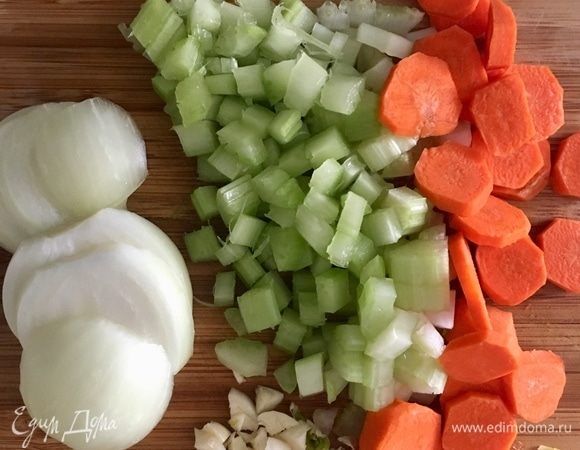 Мелко шинкуем лук и палочку сельдерея, морковь я нарезала кругляшами, зубчик чеснока раздавить тыльной стороной ножа и измельчить.