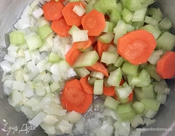 И отправить к луку с чесноком морковь и сельдерей. Перемешать. Посолить и поперчить по вкусу. Добавить щепотку сухого орегано. В горячем масле и в компании овощей специя начнет благоухать.