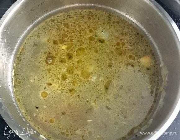 Затем заливаем рис с овощами теплой бутилированной водой.