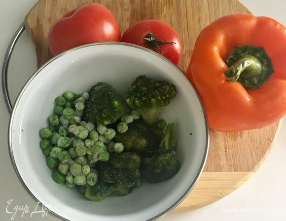 Пока варится рис, подготовим остальные овощи для супа. Повторюсь, набор овощей произвольный под вкусы вашей семьи. У меня — замороженная капуста брокколи, замороженный зеленый горошек, оранжевый болгарский перчик и томаты! Все цвета радуги в одном супе! 