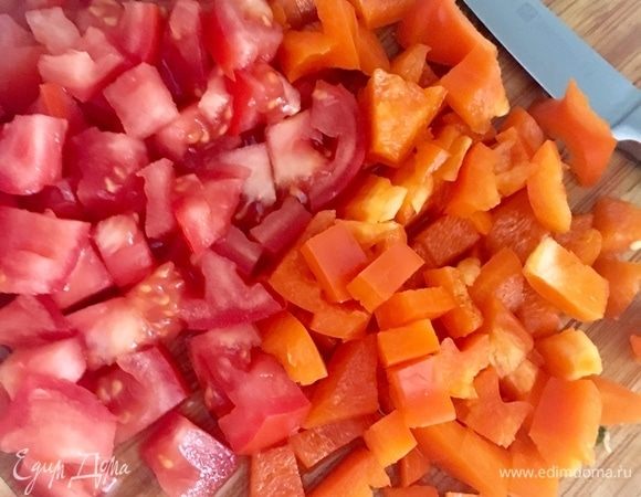 Болгарский перчик освободить от семенной сердцевинки и нарезать кубиком. Помидоры также нарезать кубиком. Количество овощей также регулируется под  ваш вкус. Но изначально предполагалось, что итальянский минестроне должен быть густым и наваристым.