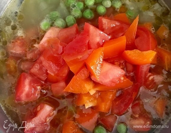 Итак, когда рис практически готов, отправляем подготовленные овощи в суп, варим минут 15. После этого выключам и оставляем настаиваться пару часов. Так суп наберет больше вкуса и аромата.