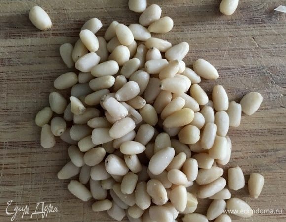 Кедровые орехи (одна горсть) подрумянить на сухой сковороде.