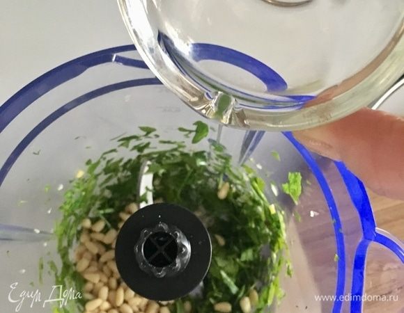 В блендере смешиваем все ингредиенты, кроме пармезана, до однородного пюре. Немного солим. Не страшно, если будут попадаться не совсем измельченные кусочки, с супом это будет очень вкусно. 