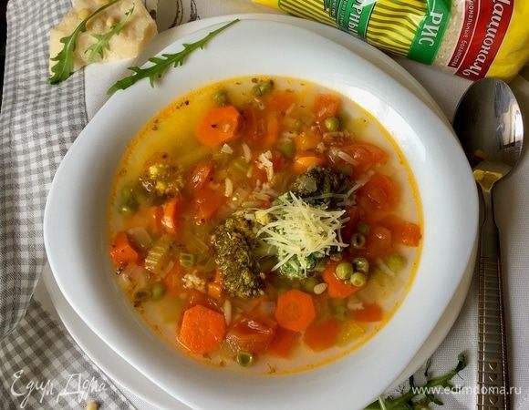 А вот и перерыв на обед в итальянском стиле... Налив в тарелочку густого наваристого минестроне, добавляем чайную ложечку соуса песто, такого пикантного и немного остренького от чесночка. Сверху — комочек песто посыпаем натертым пармезаном, берем ложечку и наслаждаемся.