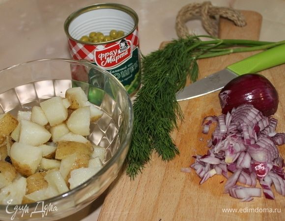 Нарежьте лук мелким кубиком. Измельчите зелень. Отваренный картофель остудите.