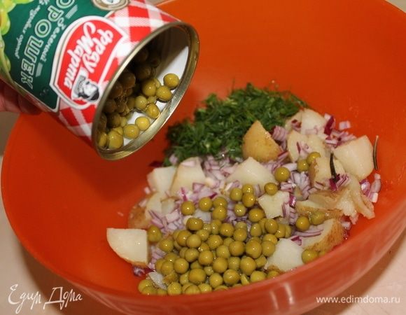 В миске соедините все ингредиенты, добавьте зеленый горошек ТМ «Фрау Марта», посолите и добавьте по вкусу свежемолотый перец.