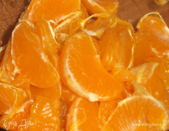 Мандарины на ночь залила водой, чтобы шкурка размякла, и можно было почистить. Разобрала на дольки.