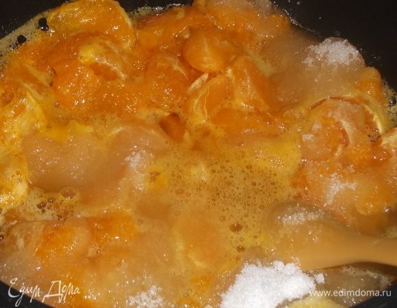 Засыпала песком, поставила на огонь. Довела до кипения, огонь убавила до минимума.