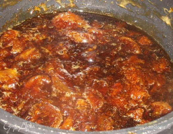 Проделала то же самое еще два раза. После третьей варки сняла пену. Разложила по банкам.