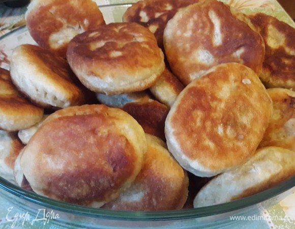 Сперва нужно отварить картофель, отвар не сливаем. В отваренный картофель добавляем сливочное масло, зелень, соль, перец по вкусу и перемешиваем до однородности. 