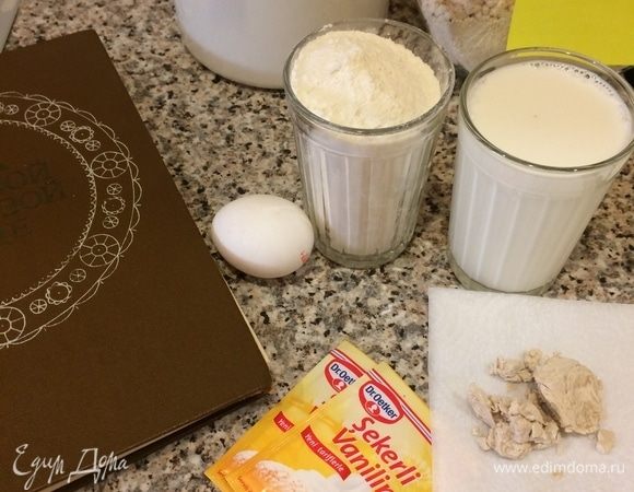 В теплом молоко развести сахар и дрожжи.