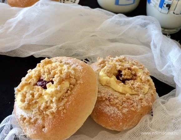 Спустя 10 минут отправляем ватрушки в духовку и выпекаем 20–30 минут до готовности.