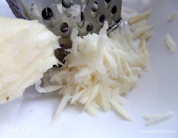 Начало, как у классического сочетания дайкон + морковка. Дайкон крупно натереть.